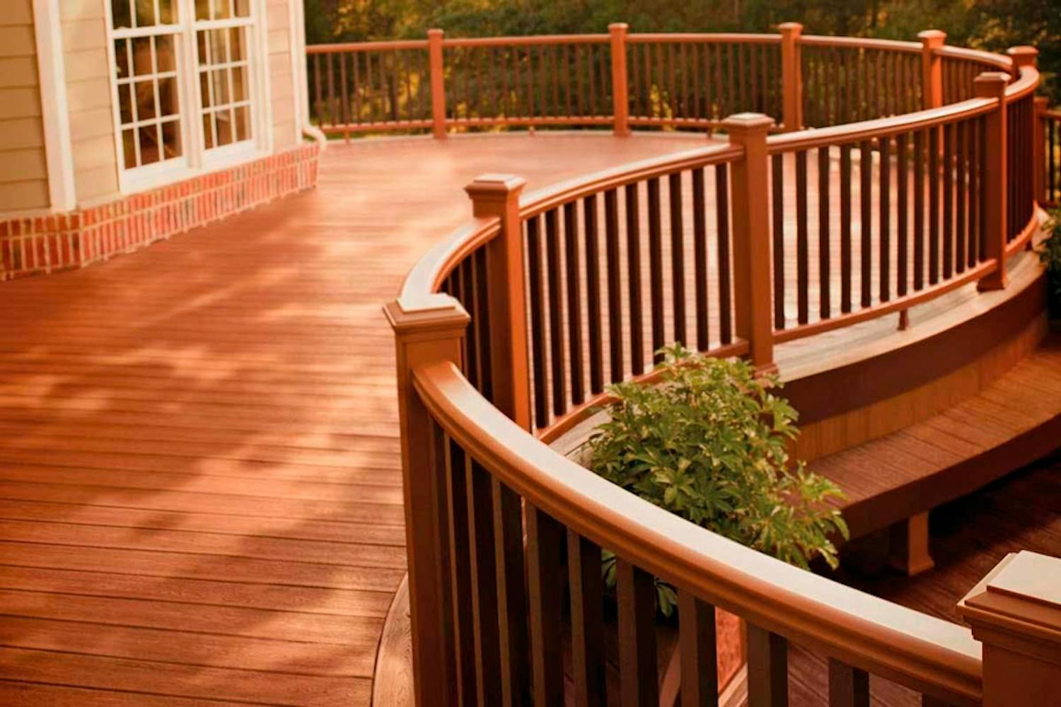 Terassin kaide: Kaareva kaide hivelee silmää, mutta sen tekeminen on haastavaa. Kaareva terassin kaide